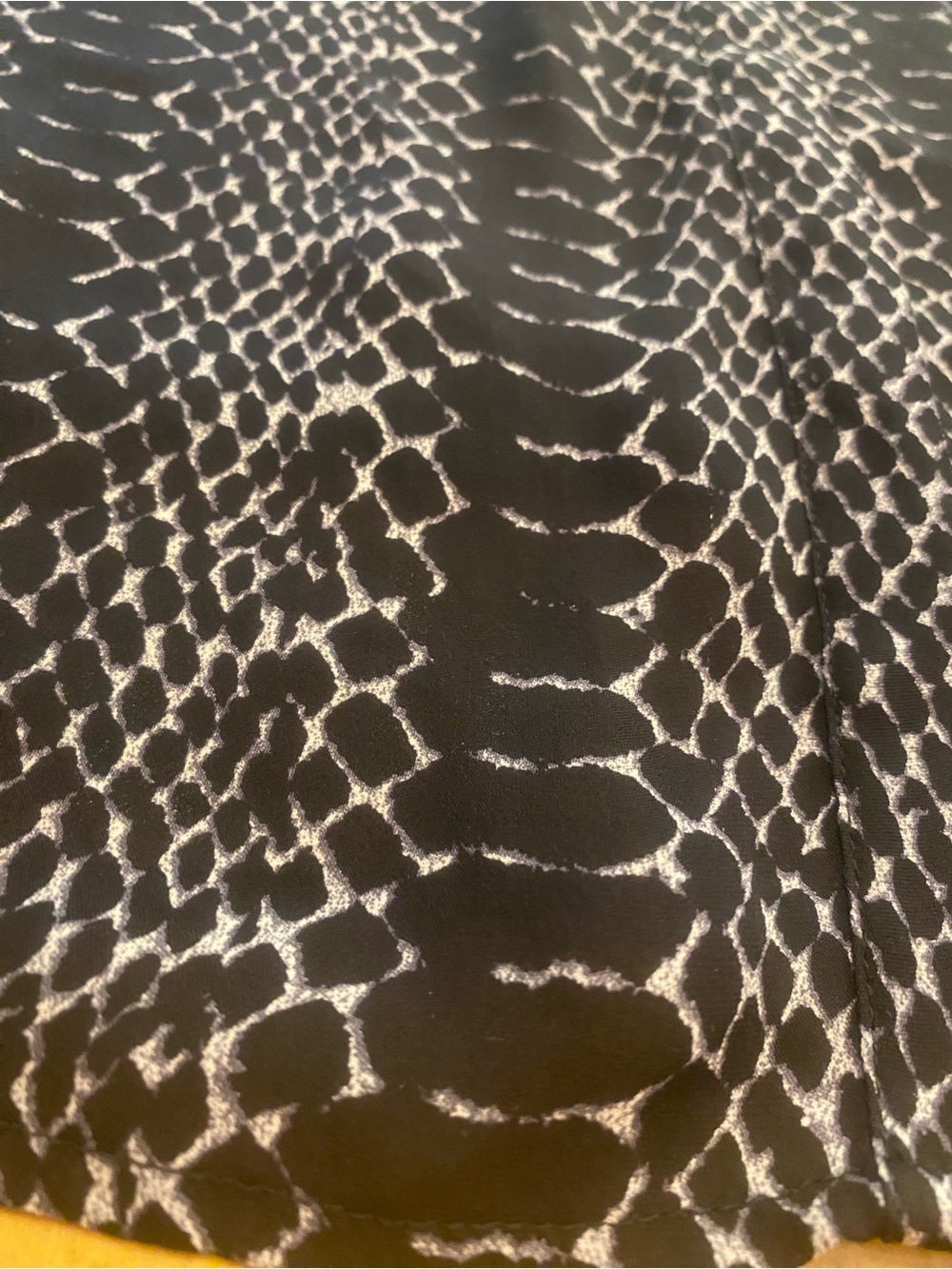 Joie Women’s Silk Black Animal Printed Long Sleeve V-Neck Blouse size large - Picture 11 of 13